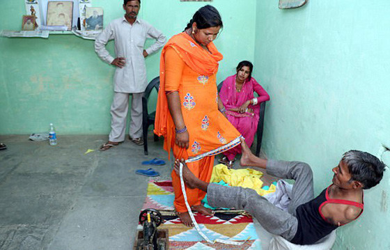 فيديو وصور.. الارادة القوية جعلت من مبتور اليدين امهر الخياطين! صورة رقم 5