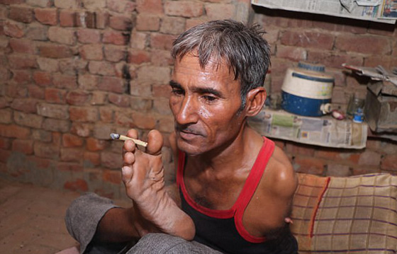 فيديو وصور.. الارادة القوية جعلت من مبتور اليدين امهر الخياطين! صورة رقم 6