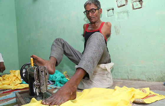 فيديو وصور.. الارادة القوية جعلت من مبتور اليدين امهر الخياطين! صورة رقم 7