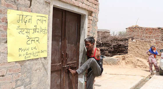 فيديو وصور.. الارادة القوية جعلت من مبتور اليدين امهر الخياطين! صورة رقم 8