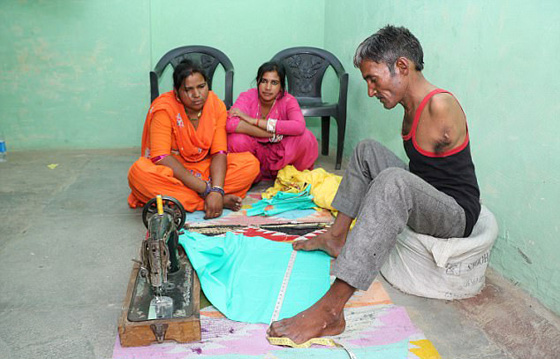 فيديو وصور.. الارادة القوية جعلت من مبتور اليدين امهر الخياطين! صورة رقم 9