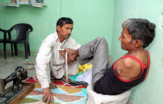 فيديو وصور.. الارادة القوية جعلت من مبتور اليدين امهر الخياطين! صورة رقم 10