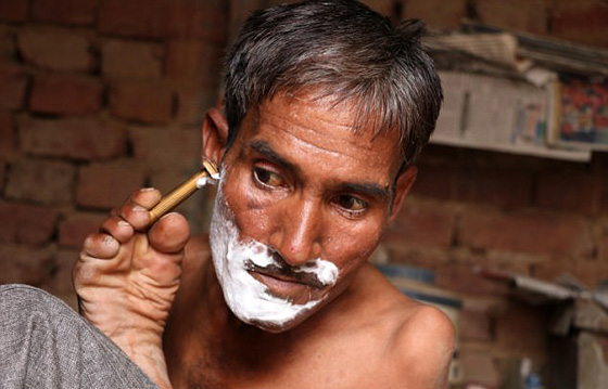 فيديو وصور.. الارادة القوية جعلت من مبتور اليدين امهر الخياطين! صورة رقم 11