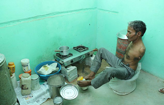 فيديو وصور.. الارادة القوية جعلت من مبتور اليدين امهر الخياطين! صورة رقم 12