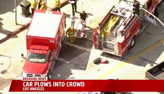سيارة تدهس حشدا من الناس في حادث غامض بلوس انجلوس.. فيديو وصور صورة رقم 8