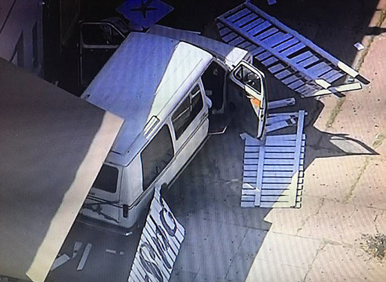 سيارة تدهس حشدا من الناس في حادث غامض بلوس انجلوس.. فيديو وصور صورة رقم 5