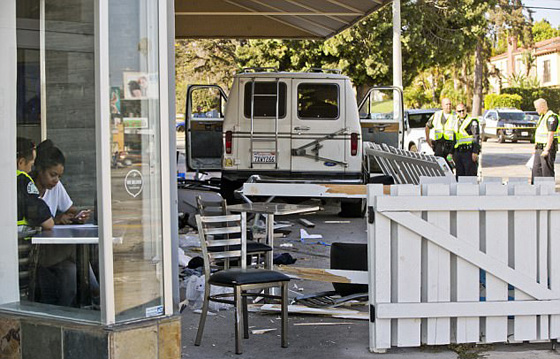 سيارة تدهس حشدا من الناس في حادث غامض بلوس انجلوس.. فيديو وصور صورة رقم 4