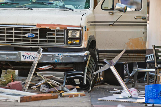 سيارة تدهس حشدا من الناس في حادث غامض بلوس انجلوس.. فيديو وصور صورة رقم 2