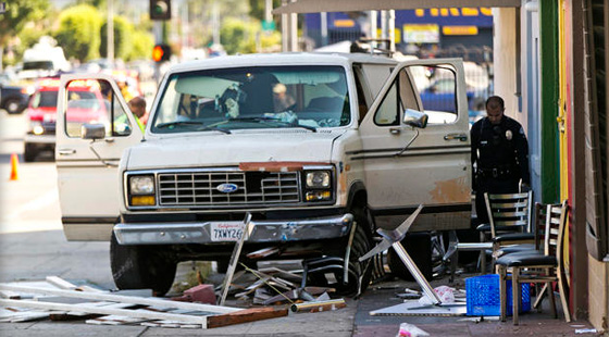 سيارة تدهس حشدا من الناس في حادث غامض بلوس انجلوس.. فيديو وصور صورة رقم 1