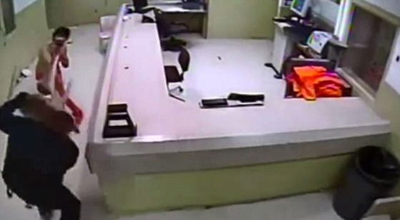 مجرم خطير يسجن حارسا في زنزانة ويعتدي على آخر محاولا الهرب صورة رقم 2