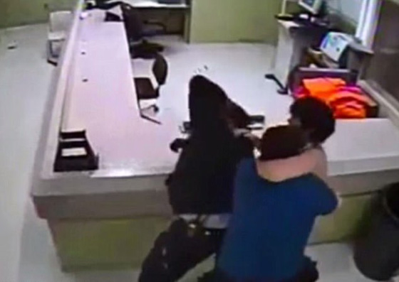 مجرم خطير يسجن حارسا في زنزانة ويعتدي على آخر محاولا الهرب صورة رقم 3