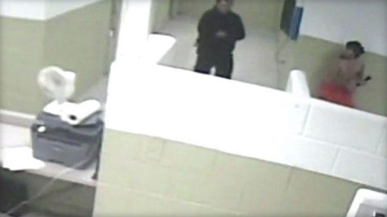 مجرم خطير يسجن حارسا في زنزانة ويعتدي على آخر محاولا الهرب صورة رقم 1