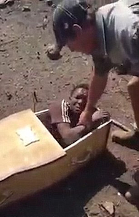 اعتديا على مزارع أسود بالضرب المبرح ووضعاه في نعش لاحراقه  صورة رقم 1