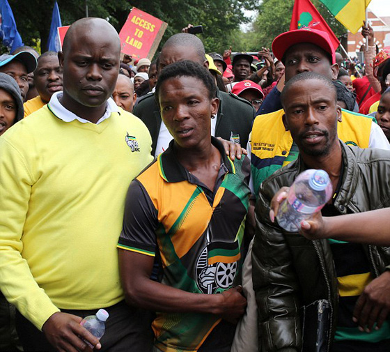 اعتديا على مزارع أسود بالضرب المبرح ووضعاه في نعش لاحراقه  صورة رقم 11