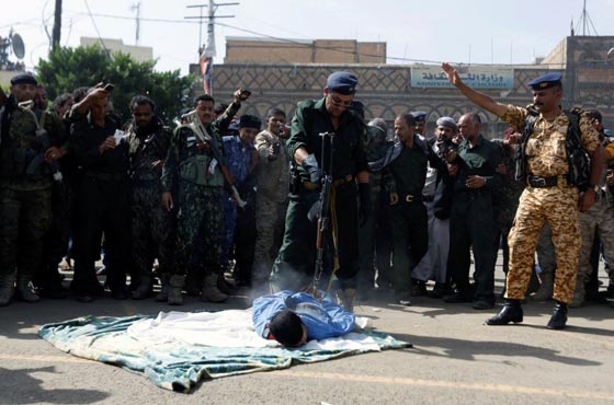 اعدام انتقامي بمدفع رشاش لرجل يمني ادين باغتصاب وقتل طفلة.. فيديو صورة رقم 6