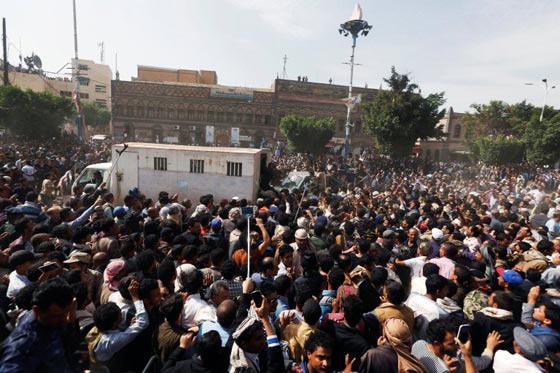 اعدام انتقامي بمدفع رشاش لرجل يمني ادين باغتصاب وقتل طفلة.. فيديو صورة رقم 9