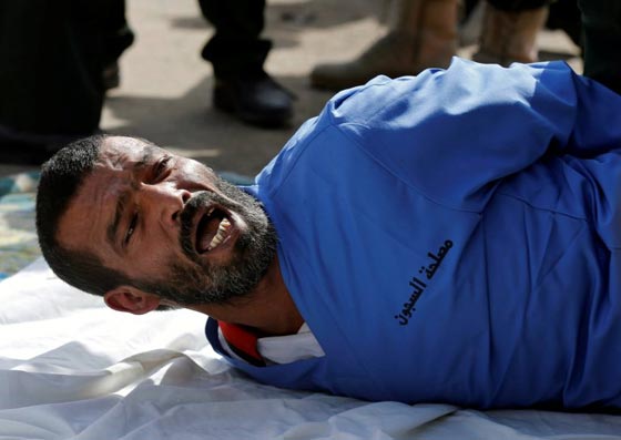 اعدام انتقامي بمدفع رشاش لرجل يمني ادين باغتصاب وقتل طفلة.. فيديو صورة رقم 2