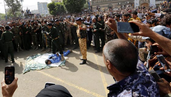 اعدام انتقامي بمدفع رشاش لرجل يمني ادين باغتصاب وقتل طفلة.. فيديو صورة رقم 4