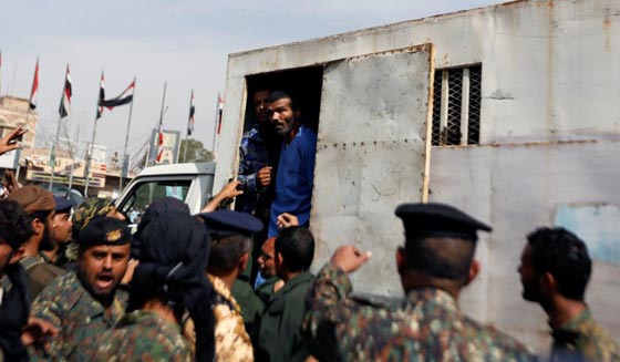 اعدام انتقامي بمدفع رشاش لرجل يمني ادين باغتصاب وقتل طفلة.. فيديو صورة رقم 1