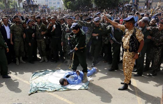 اعدام انتقامي بمدفع رشاش لرجل يمني ادين باغتصاب وقتل طفلة.. فيديو صورة رقم 3