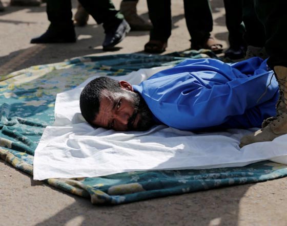 اعدام انتقامي بمدفع رشاش لرجل يمني ادين باغتصاب وقتل طفلة.. فيديو صورة رقم 8