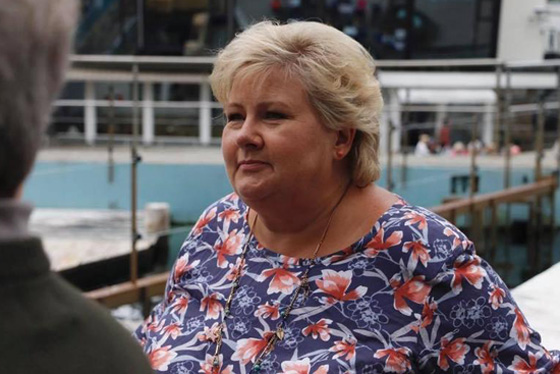 فيديو لرئيسة وزراء النرويج تلاعب أسد البحر صورة رقم 2