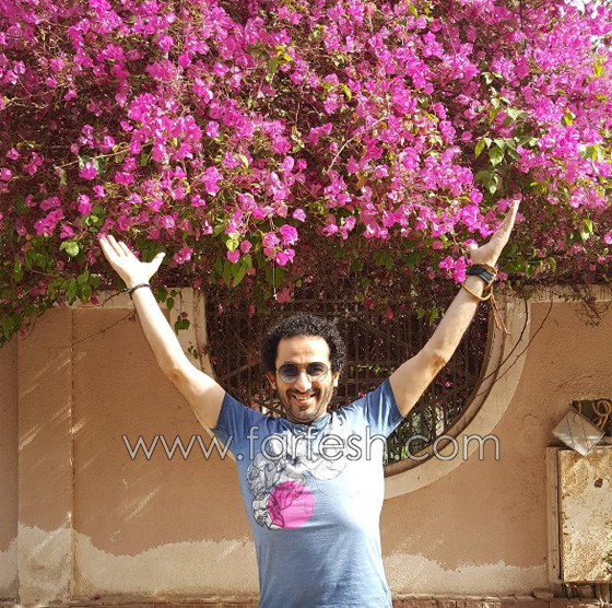  احمد حلمي يعترف باسلوبه الهزلي انه كان تلميذ فاشل وسقط في الثانوية! صورة رقم 10