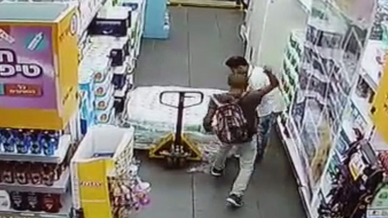 شاهدوا لحظة طعن إسرائيلى داخل سوبر ماركت.. فيديو صورة رقم 1