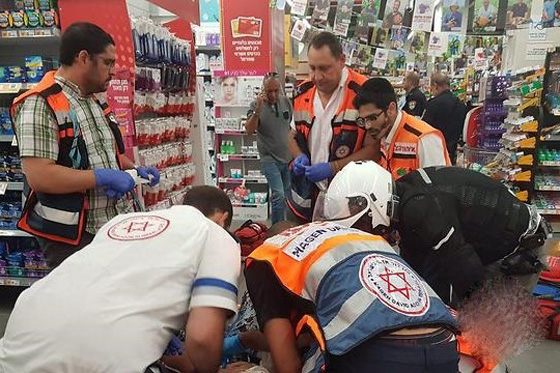 شاهدوا لحظة طعن إسرائيلى داخل سوبر ماركت.. فيديو صورة رقم 9