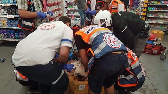 شاهدوا لحظة طعن إسرائيلى داخل سوبر ماركت.. فيديو صورة رقم 10