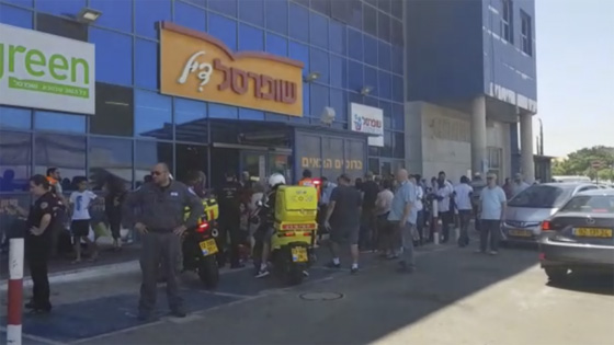 شاهدوا لحظة طعن إسرائيلى داخل سوبر ماركت.. فيديو صورة رقم 15