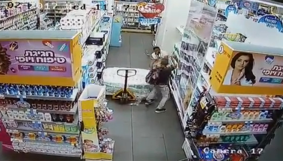 شاهدوا لحظة طعن إسرائيلى داخل سوبر ماركت.. فيديو صورة رقم 3