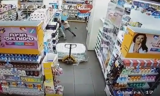 شاهدوا لحظة طعن إسرائيلى داخل سوبر ماركت.. فيديو صورة رقم 4