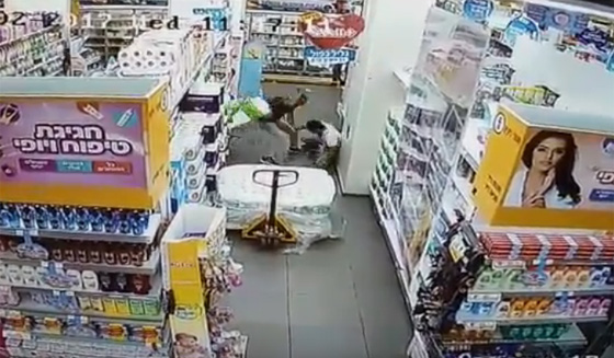 شاهدوا لحظة طعن إسرائيلى داخل سوبر ماركت.. فيديو صورة رقم 5