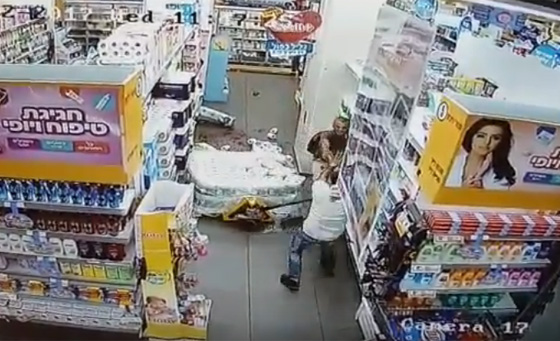 شاهدوا لحظة طعن إسرائيلى داخل سوبر ماركت.. فيديو صورة رقم 6