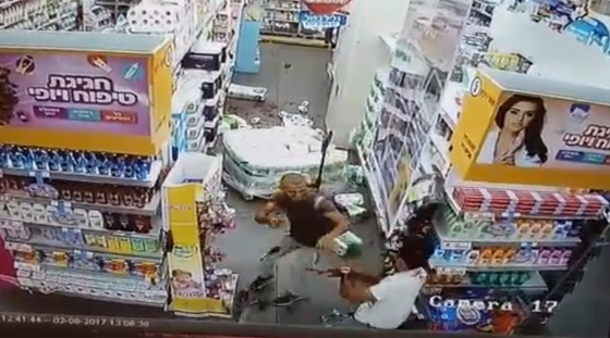 شاهدوا لحظة طعن إسرائيلى داخل سوبر ماركت.. فيديو صورة رقم 7