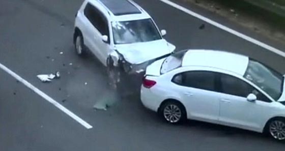 بالفيديو..  زوجان ينجوان مع طفلهما من الموت بإعجوبة صورة رقم 2