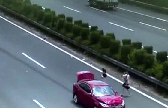 بالفيديو..  زوجان ينجوان مع طفلهما من الموت بإعجوبة صورة رقم 3