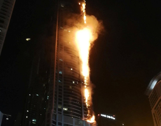 لسيطرة على حريق هائل شب برج الشعلة بدبي فجر اليوم.. فيديو صورة رقم 1