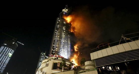 لسيطرة على حريق هائل شب برج الشعلة بدبي فجر اليوم.. فيديو صورة رقم 2