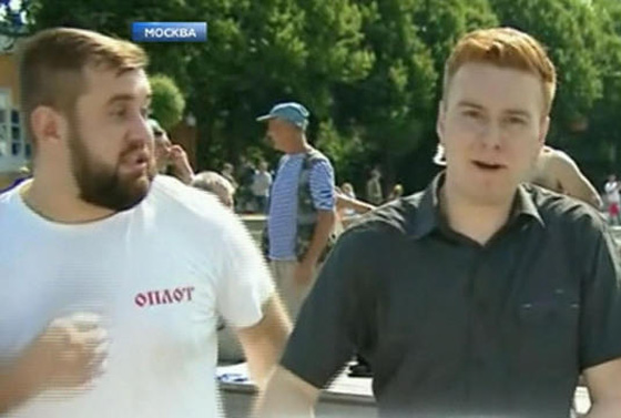 فيديو مروع.. مراسل يتلقى لكمة في الوجه خلال نقل اخباري مباشر صورة رقم 2