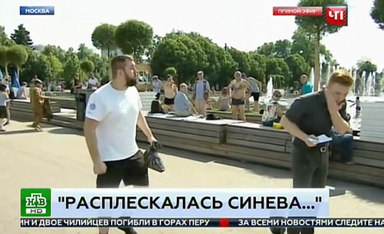 فيديو مروع.. مراسل يتلقى لكمة في الوجه خلال نقل اخباري مباشر صورة رقم 4