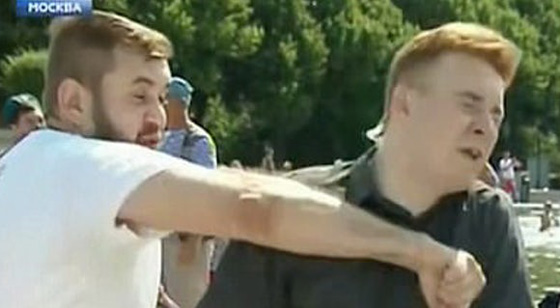 فيديو مروع.. مراسل يتلقى لكمة في الوجه خلال نقل اخباري مباشر صورة رقم 3