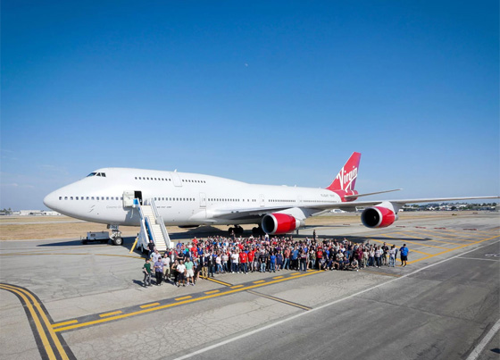 فتاة الكون تستعد لاطلاق صواريخ صغيرة من الجو الى الفضاء صورة رقم 2