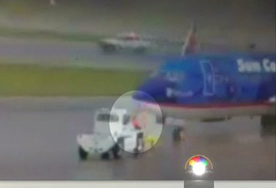 صاعقة برق تضرب طائرة وتصيب عاملا على ارض المطار.. فيديو صورة رقم 2