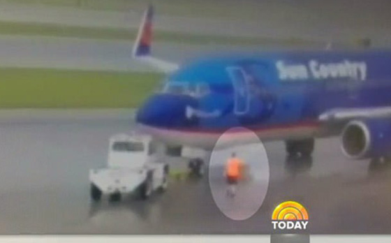 صاعقة برق تضرب طائرة وتصيب عاملا على ارض المطار.. فيديو صورة رقم 1