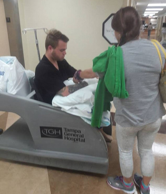 صاعقة برق تضرب طائرة وتصيب عاملا على ارض المطار.. فيديو صورة رقم 7