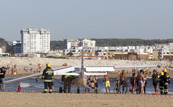 فيديو وصور.. هبوط طائرة على شاطئ البحر يتسبب بمقتل رجل وطفلة صورة رقم 2