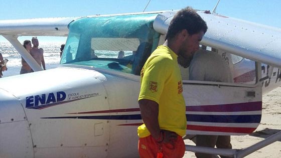 فيديو وصور.. هبوط طائرة على شاطئ البحر يتسبب بمقتل رجل وطفلة صورة رقم 5