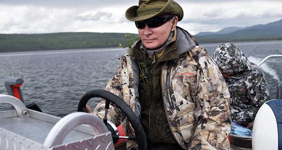  بوتين يطارد سمكة كبيرة تحت المياه الجليدية في سيبيريا.. فيديو صورة رقم 2